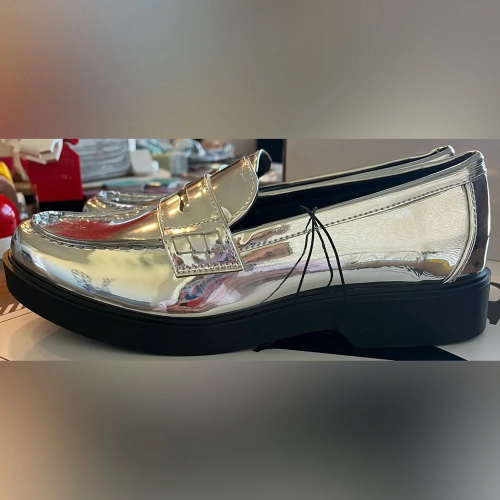 Worthington Shiny Silver Penny Loafers JC Penny Trending Size 8 New in Box - Picture 1 of 6